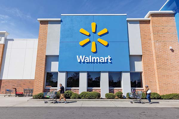 <p>Walmart vuelve a elevar la perspectiva de ganancias gracias al impulso de los buscadores de gangas</p>