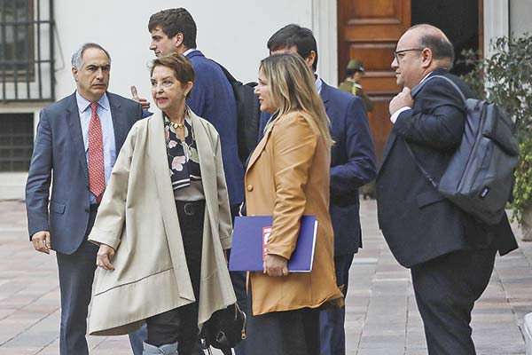 <p>Los representantes de la oposición coincidieron en que se trató de un encuentro tenso, pero respetuoso, en el que plantearon que “será difícil llegar a acuerdos”, pero también que ambas partes tienen que ceder. Foto: Agencia Uno</p>