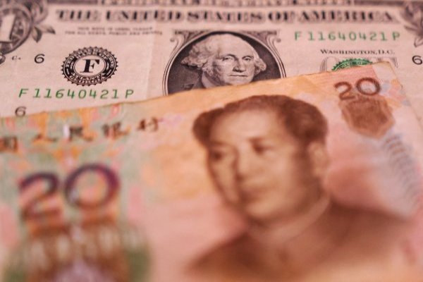 Los bancos estatales chinos venden dólares por yuanes en Londres y Nueva York