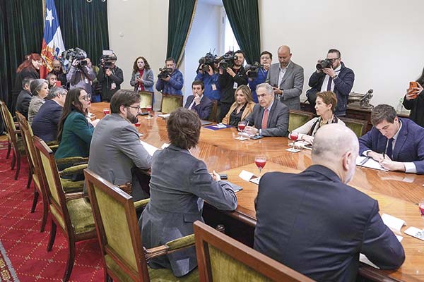 <p>Por más de tres horas se prolongó la cita a la que convocó el Presidente Gabriel Boric a los partidos de oposición para destrabar las negociaciones en torno a la reforma de pensiones y el pacto fiscal. Foto: Presidencia</p>