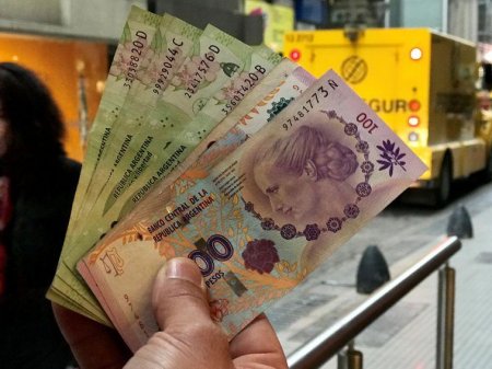 Dólar blue comienza a ceder: cierra con leve descenso en el cuarto día post primarias en Argentina