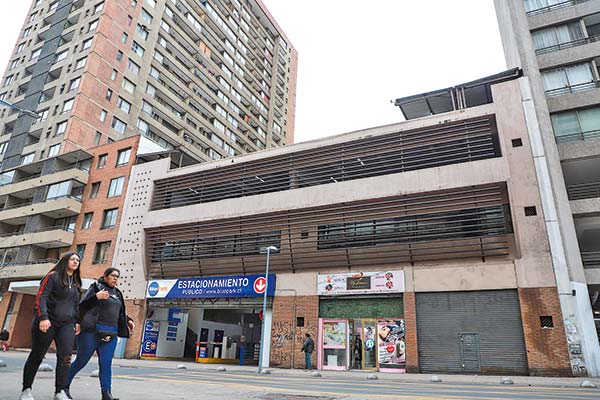 Ahora un edificio de estacionamientos del centro de Santiago podría ser transformado en habitacional