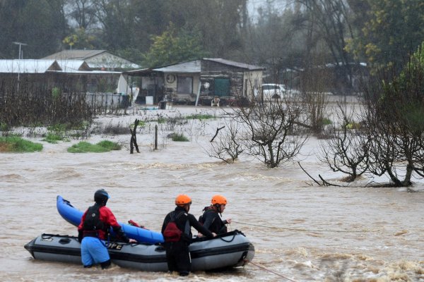 <p>La crecida del río Claro provocó el colapso del antiguo puente en Talca hacia Pencahue. Foto: Agencia Uno</p>