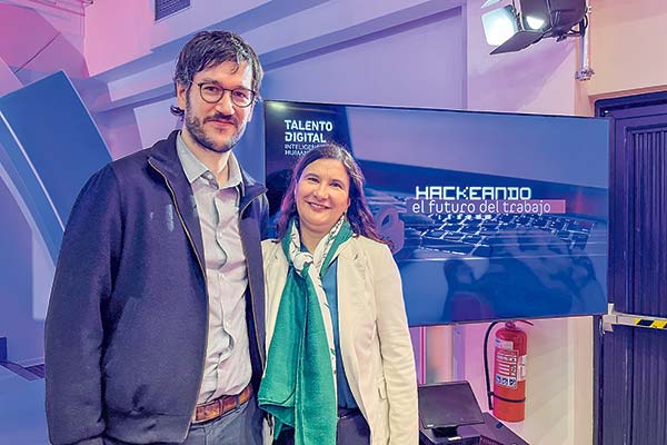<p>Felipe Mcrostie, de Sence y Jeannette Escudero, de Talento Digital.</p>