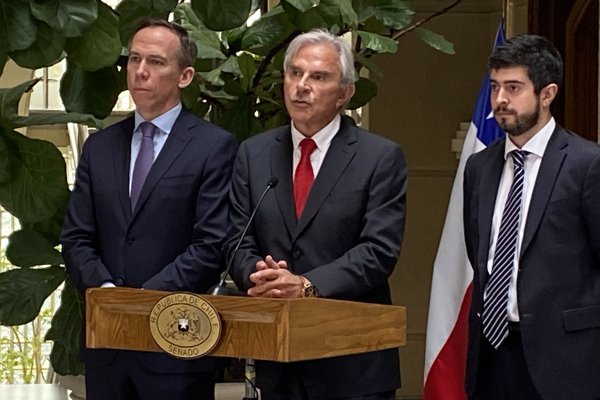Oposición presenta denuncia por tráfico de influencias contra Herrera y pide que se levante el secreto bancario de la exembajadora