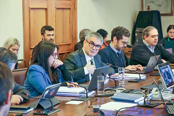 <p>Marcel y Martínez explicaron las indicaciones del Ejecutivo. Foto: Ministerio de Hacienda</p>