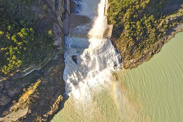 <p>Lluvias mejoran niveles de embalses y concesionarias comprometen reparación a infraestructura dañada</p>