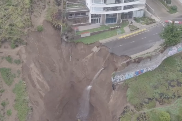 <p>Ahora en DF | Alcaldesa de Viña del Mar inspecciona socavón junto a edificio en Cochoa</p>