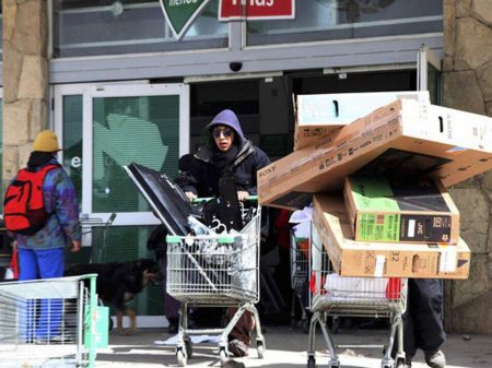 Crisis económica y devaluación del peso argentino generan saqueos al comercio y aumentan la tensión política en el país