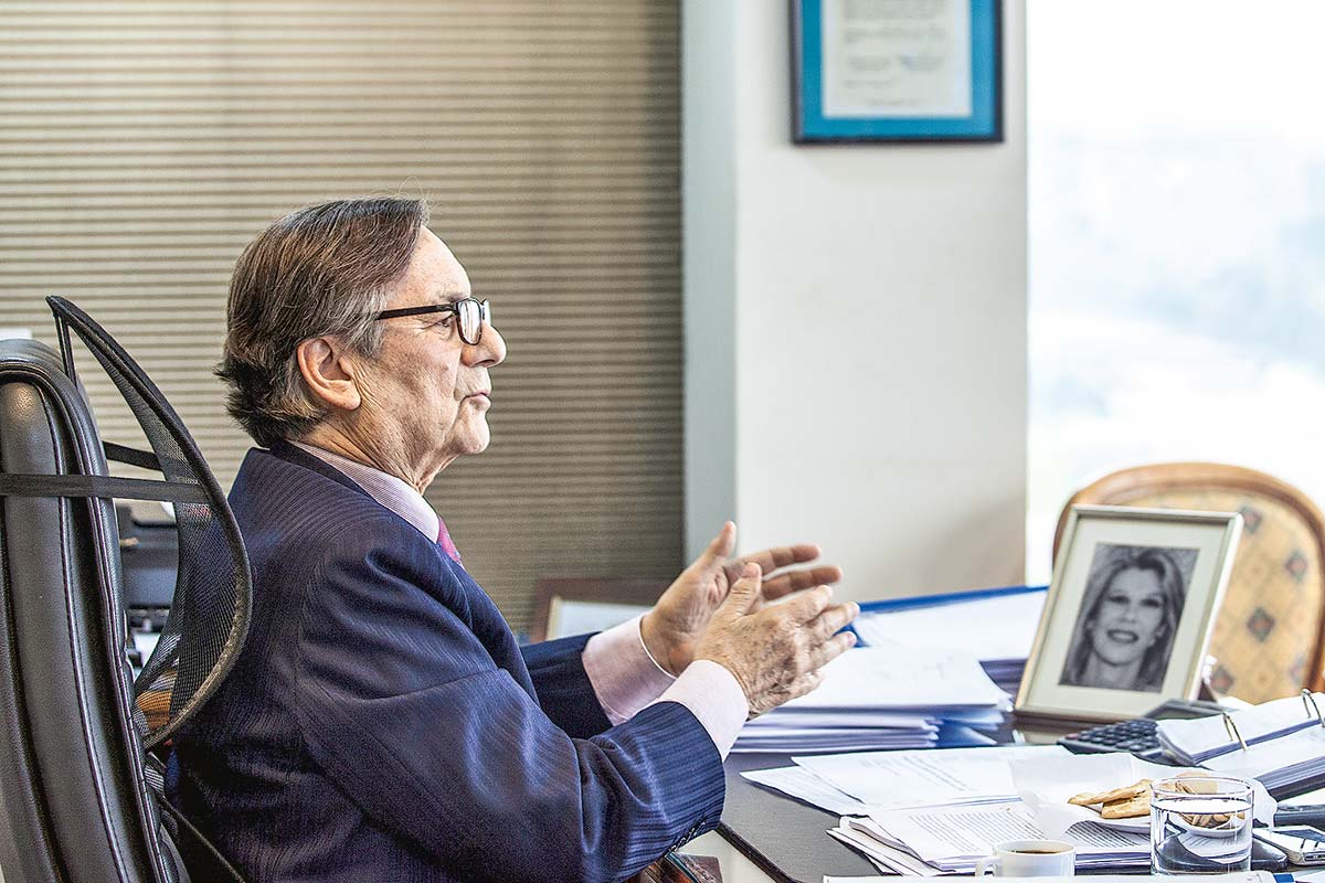 <p>Belisario Velasco: su clásica "carpetita", su rol en la transición y el líder de la Concertación</p>