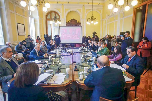 Senadores emplazan a Hacienda por alta deuda con clínicas y recursos tras fin de alerta sanitaria