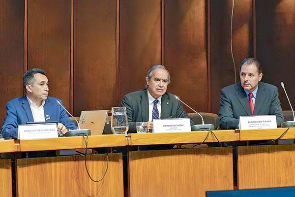 <p>Senador Kenneth Pugh durante el seminario de ciberseguridad en la Cepal.</p>