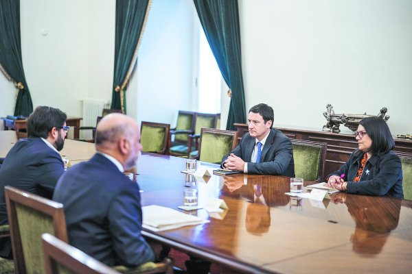 <p>Arturo Squella y Ruth Hurtado, de republicanos, se reunieron ayer con Boric. Foto: Presidencia</p>