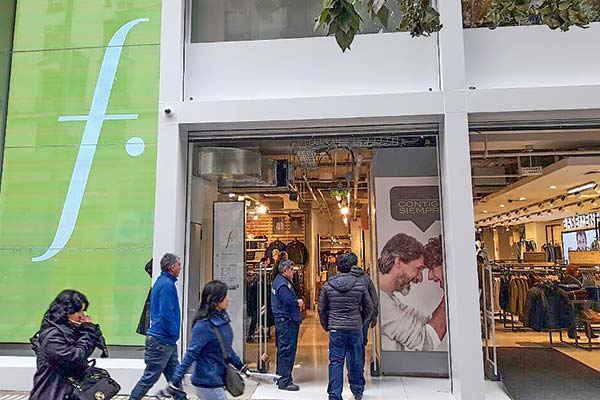 <p>Falabella no levanta cabeza: ingresos caen 12,5% en el trimestre y deuda/Ebitda sigue en aumento</p>