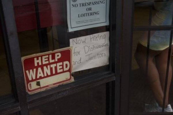 <p>Las ofertas de empleo en EEUU descienden a 8,83 millones, las más bajas desde principios de 2021</p>