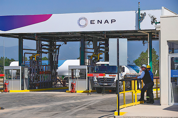 <p>Hacienda solicita retiro de utilidades a Enap: estatal entregará US$ 400 millones al fisco</p>