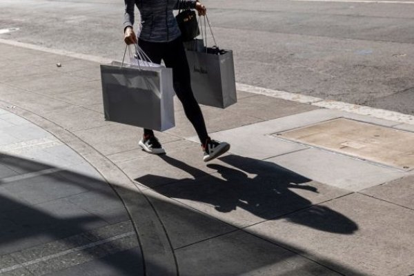 <p>El indicador de inflación preferido por la Fed sube ligeramente y el gasto se dispara</p>