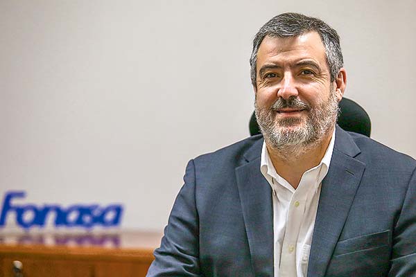 Director de Fonasa sale al paso de demanda de Clínica Dávila y refuta monto global de la deuda reclamada: “Es mucho menor”