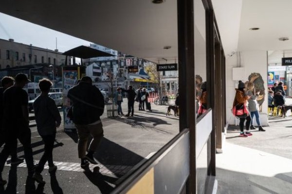 <p>Empleos en EEUU aumentan más de lo previsto, mientras se enfría el crecimiento salarial</p>