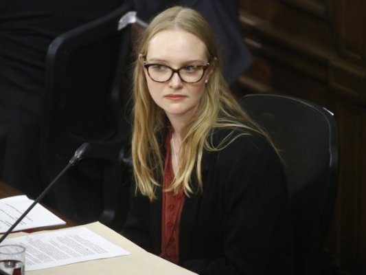 Presidenta del Consejo Constitucional defiende eliminación de contribuciones: “no desfinanciará a los municipios” y “beneficia a la clase media”