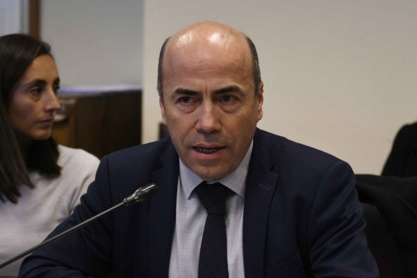 Bermúdez expone ante comisión investigadora de los convenios irregulares y destaca falta de normativa para las transferencias
