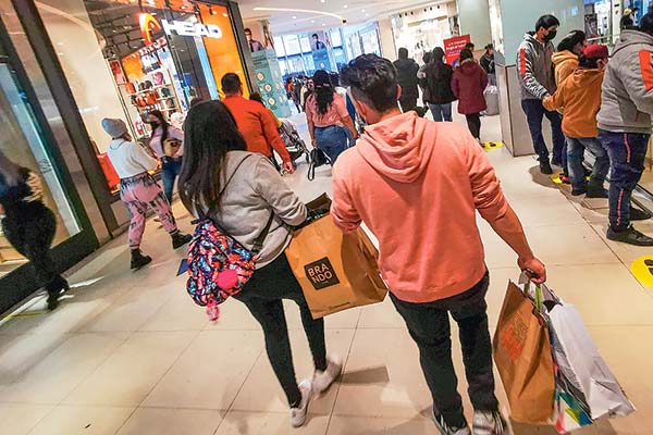 <p>Retroceso de la inflación lleva a los ingresos laborales a su mayor crecimiento en el último año</p>