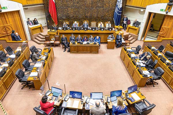 <p>Un llamado a la calma por el alza del dólar, pero con riesgos relevantes provenientes de China: las claves del IPoM de septiembre</p>