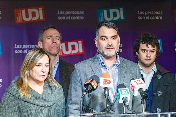 <p>La directiva de la UDI, liderada por el senador Javier Macaya. Foto: Agencia Uno</p>