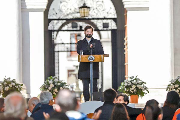 <p>Unos 45 minutos tomó el discurso del Presidente Boric, donde la democracia y el “nunca más” fueron puntos destacados. Foto: Julio Castro</p>