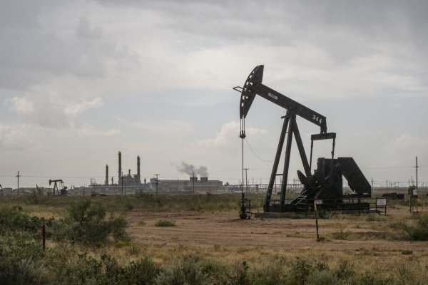 <p>Los precios del petróleo se disparan a máximos de 10 meses ante temores por caída de la oferta</p>