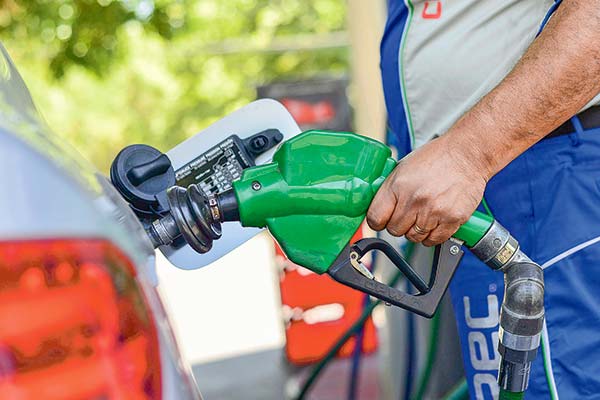 <p>Bencinas vuelven a subir en antesala del 18 y el alza seguiría en octubre</p>