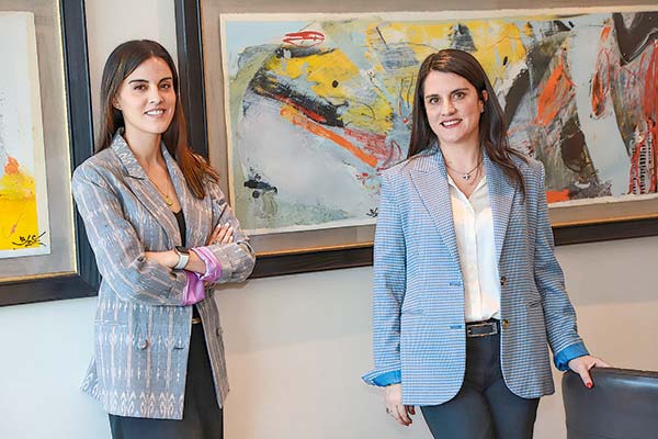 <p>Ignacia y María José Contador Astrosa. Foto: Julio Castro</p>