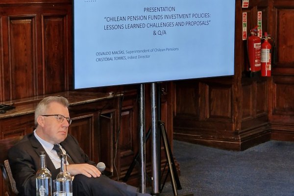 <p>Chile Day Londres 2023: Macías confirma envío de circulares al Banco Central para pedir cambios a regímenes de inversión de fondos de pensiones</p>