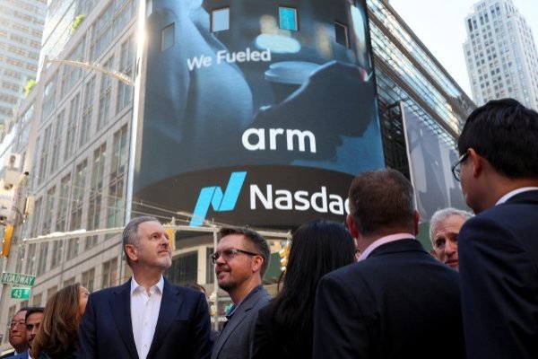 <p>Ejecutivos acompañaron al CEO de Arm, Rene Haas, frente al mercado Nasdaq. (Foto: Reuters)</p>