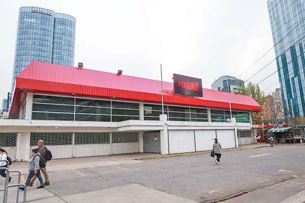 Fixiona: exhibición de artes inmersivas llega al edificio que albergó al supermercado Lider de Manquehue
