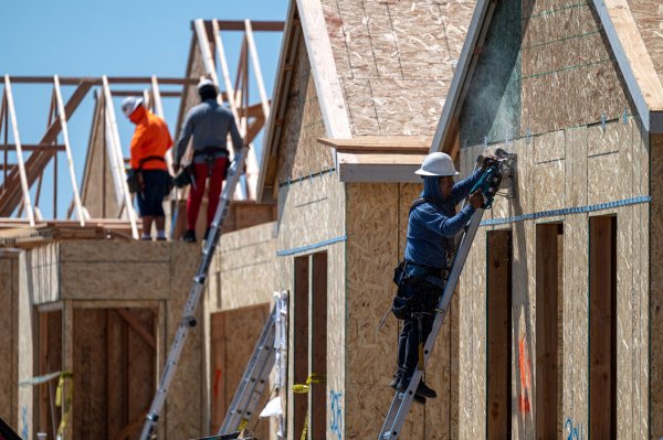 Inicios de construcción de viviendas en EEUU caen a menor nivel desde 2020 por mayor costo de deuda