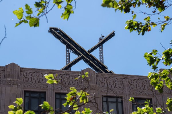 Musk evalúa aplicar una tarifa mensual a usuarios de X para combatir el problema de los "bots"
