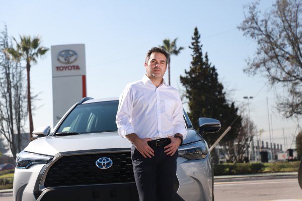 Toyota provee la mitad de autos de baja emisiones en Chile, pero ninguno de sus modelos es reconocido por la Ley de Eficiencia Energética