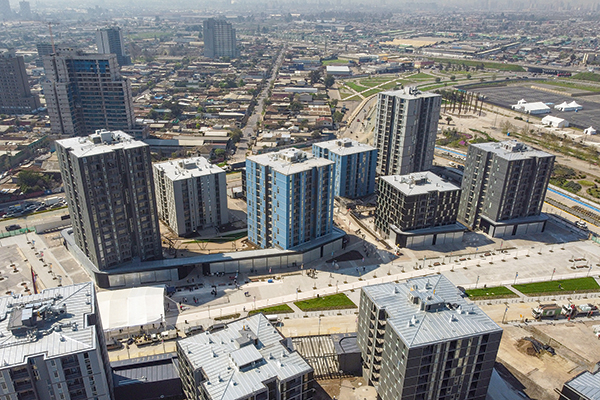 <p>Uno de los legados que dejarán los juegos es la Villa Santiago 2023 en Cerrillos, departamentos que luego serán entregados como viviendas definitivas a 1.355 familias. Foto: Agencia Uno</p>