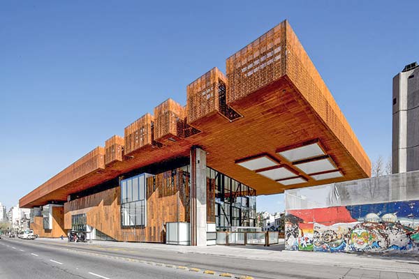<p>Vantrust se querella contra accionistas de Claro, Vicuña, Valenzuela por administración desleal de patrimonio ajeno</p>