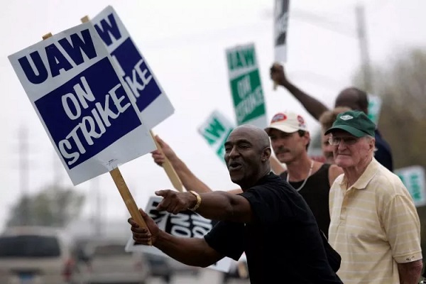 Ford ofrece aumentos salariales de hasta el 25% a sindicato canadiense Unifor
