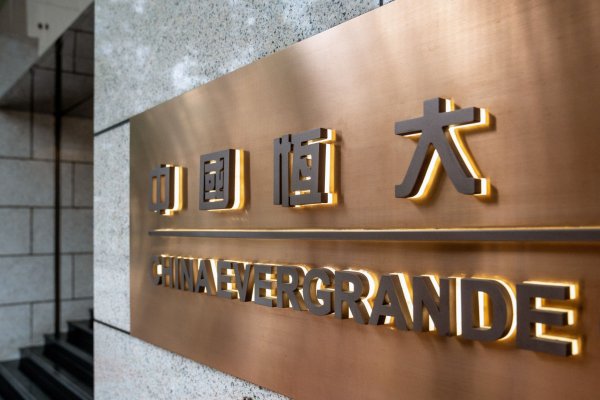 La crisis de Evergrande se agudiza: se acumulan los impagos y arrestan al exdirector ejecutivo