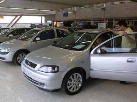 Crisis económica: concesionarias argentinas fijan precios de autos usados en dólares para ciertos modelos