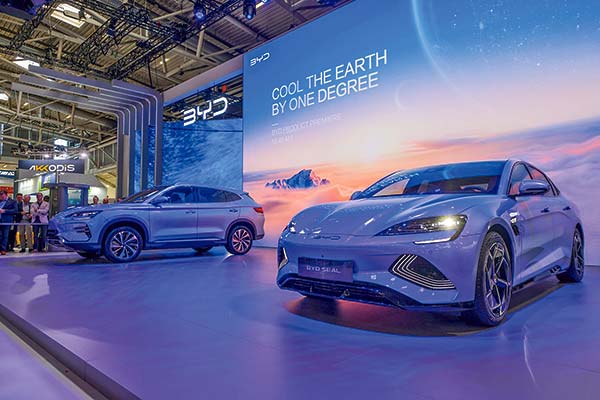 CEO de BYD, la gigante china de autos eléctricos, arriba a Chile y se reunirá con el Presidente Boric
