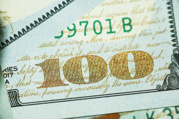Dólar cierra sobre los $910 y alcanza un nuevo máximo desde noviembre tras su quinta jornada al alza