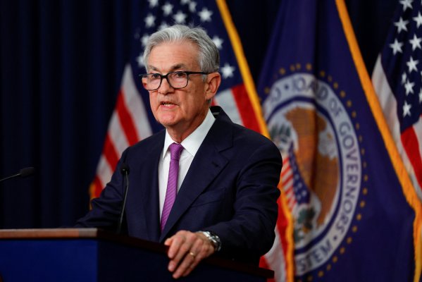 <p>Powell dice que trayectoria de la política monetaria dependerá de la capacidad de consumidores e inversionistas para entender los mensajes de la Fed</p>