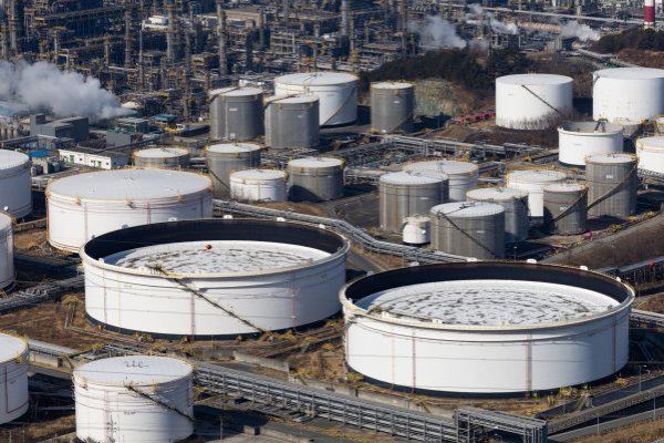 <p>Petróleo registra mayor salto trimestral en más de un año y recorte de exportaciones rusas mantendrá presión al alza</p>