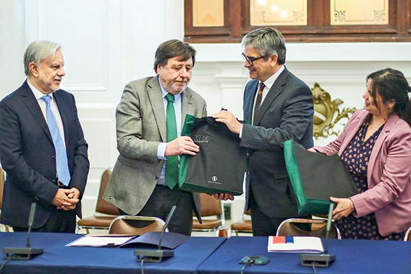 <p>Marcel entregó el viernes una copia del Presupuesto 2024 al timonel de la Cámara de Diputados, Ricardo Cifuentes. Foto: Agencia Uno</p>