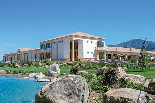Familia Meiss pone en venta uno de los principales centros de eventos del país, además de dos hoteles