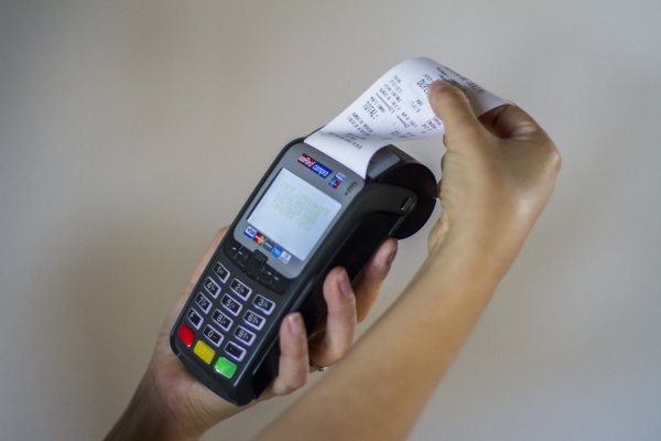 <p>Primera rebaja de tasas de intercambio surtió efecto: Transbank anuncia disminución en comisiones</p>